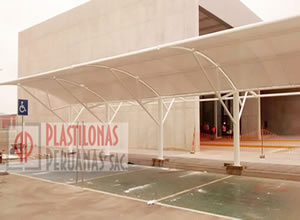 Carpa con estructura para estacionamiento de coca cola