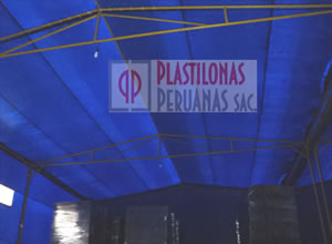 Carpa de lona plástica azul y estructura metálica