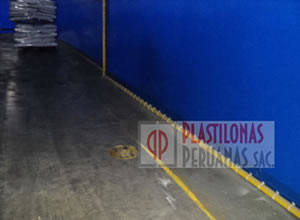Carpas de lona plástica azul con estructura metálica