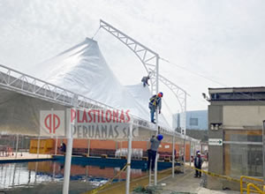 Colocación de lona y estructura para el techo de la piscina
