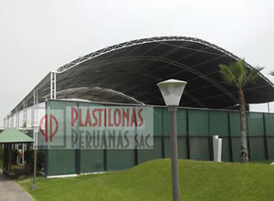Techo con estructuras metálicas y lonas